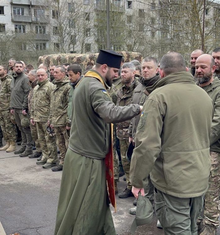 Капелан освятив великодні страви для нацгвардійців