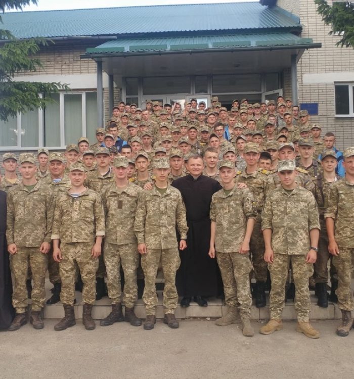 Курсанти та ліцеїсти молились із капеланами