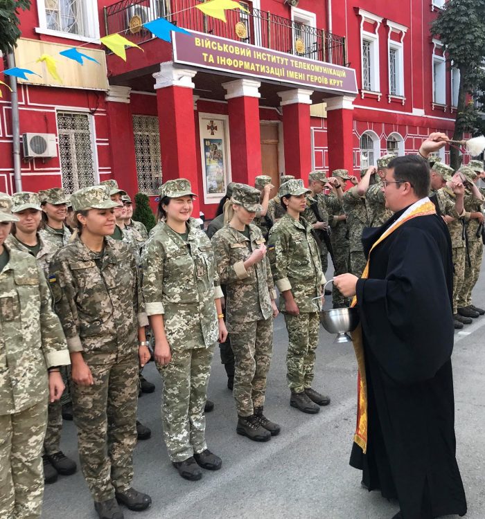 Капелан благословив молодих курсантів Української військово-медичної академії