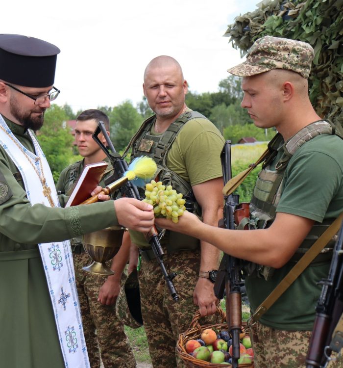 Капелан військової частини НГУ провів молитву і освячення фруктів для військовослужбовців