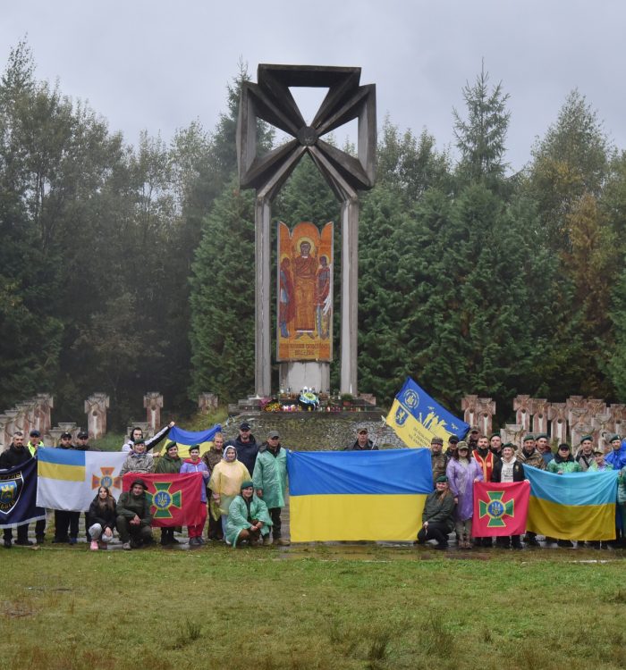 З нагоди Дня захисників і захисниць України військовослужбовці НГУ, ДПСУ та представники Нацполіції піднялися на г. Маківку