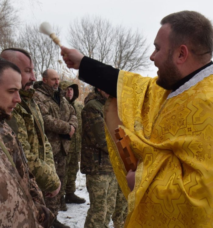 У день Богоявлення капелан освятив воду для військових на передовій