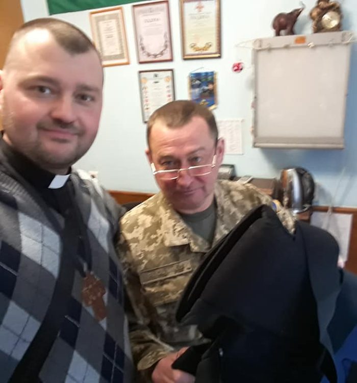 Капелан передав допомогу воїнам в Ірпінський військовий шпиталь
