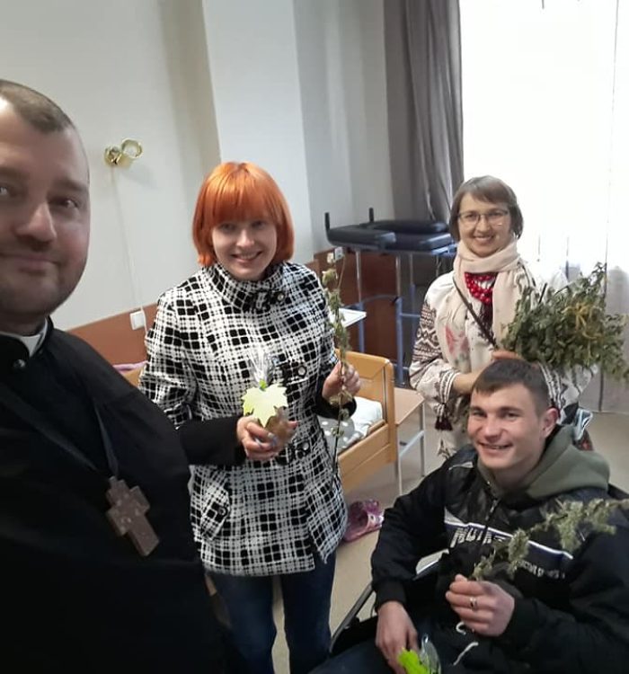 У Квітну неділю капелан освятив вербові галузки для поранених воїнів та працівників Ірпінського військового шпиталю