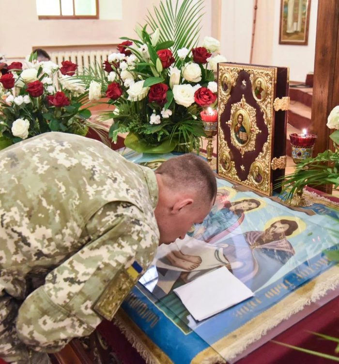 Курсанти помолилися Вечірню з виставленням Плащаниці в Національній академії сухопутних військ