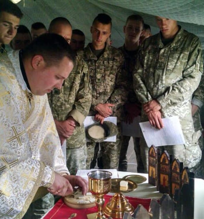 Капелани помолилися з військовими на полігоні