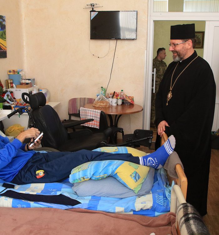 «Завдяки вашим ранам українці можуть мирно жити», – Блаженніший Святослав відвідав військовий госпіталь у Києві