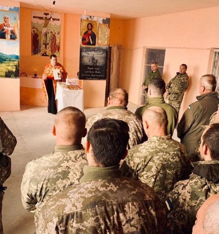 Капелан освятив каплицю на передовій