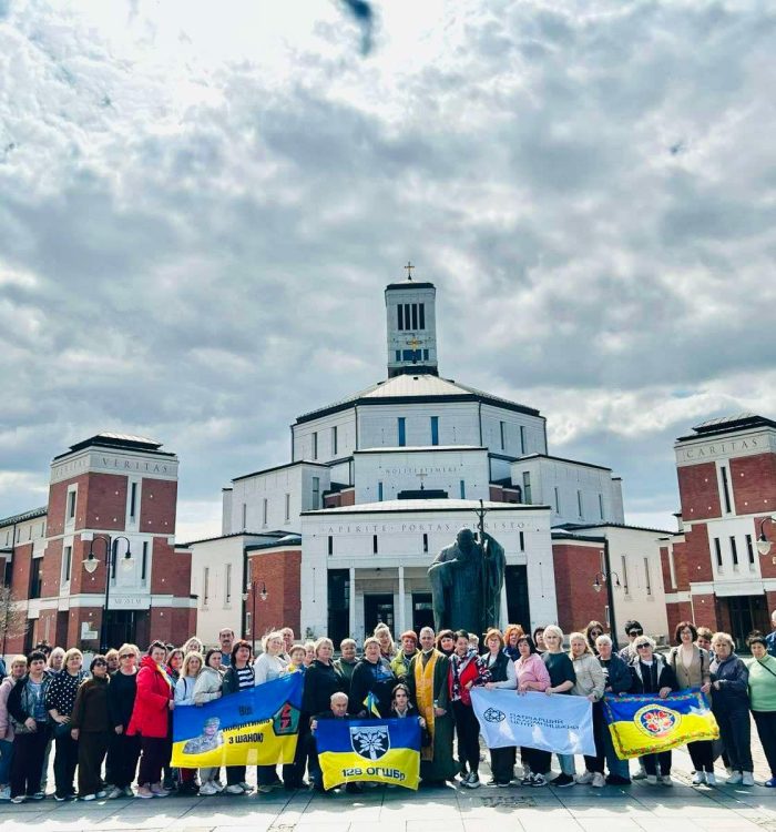 Відбулась паломницька подорож “Париж та святині Європи” для родин полеглих Героїв України