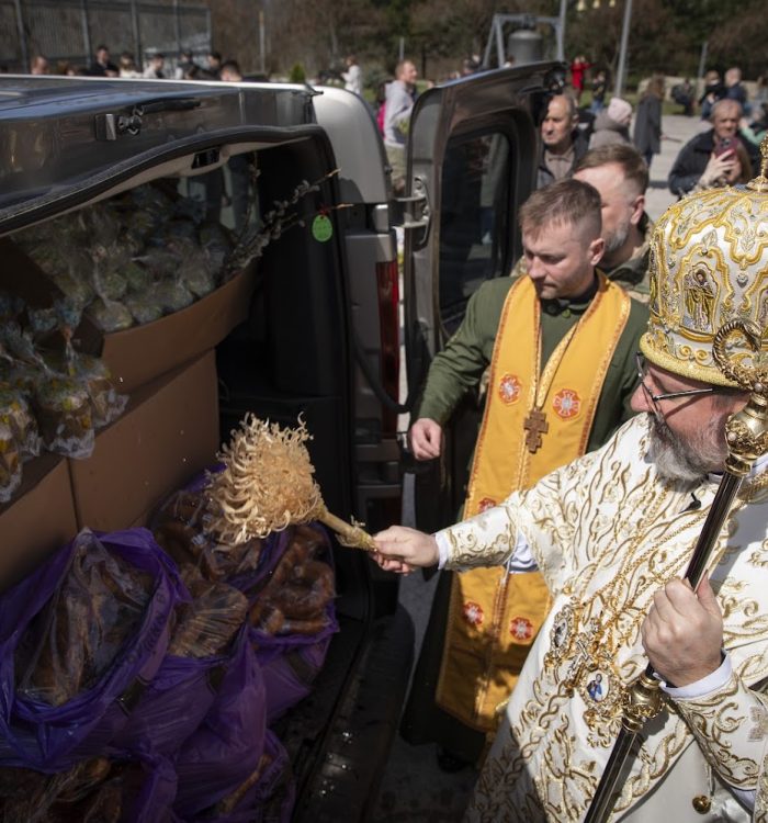Блаженніший Святослав освятив паски та великодні кошики для військових на передовій