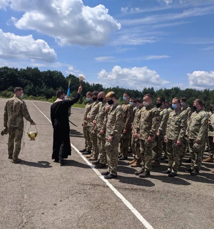 Військовий капелан поблагословив випускників у Міжнародному центрі миротворчості та безпеки