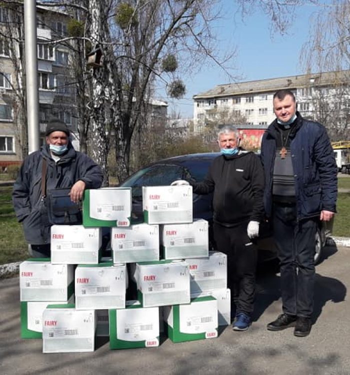Військово-медичний капелан передав миючі засоби у військові госпіталі