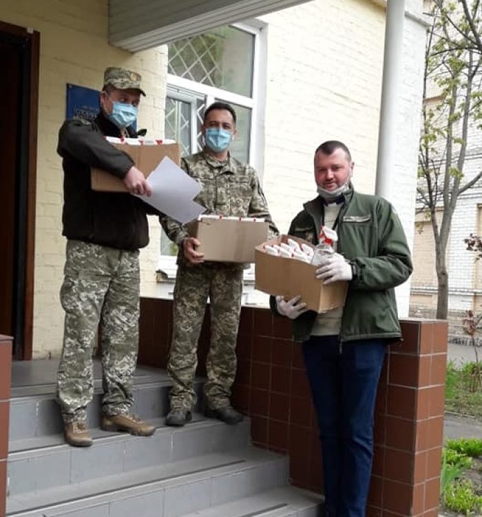 Військово-медичний капелан передав у військові госпіталі антисептичні засоби