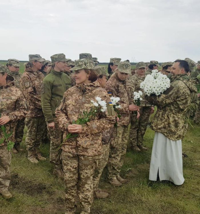 Військовослужбовці-чоловіки разом з військовим капеланом привітали колег-жінок з Днем матері