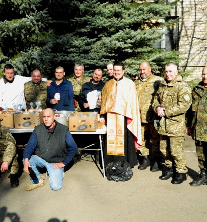 «Зібралися солдати з пасхальними кошиками, але замість кошиків у них – каски», – о. Любомир Яворський