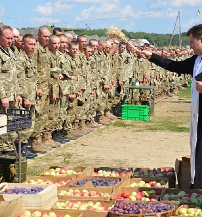 В день Преображення Господнього капелани благословили плоди для військових на полігоні