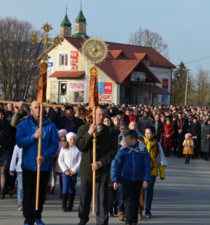 Під час хресної ходи жителі Збаража молилися за воїнів АТО, Героїв Небесної сотні та волонтерів