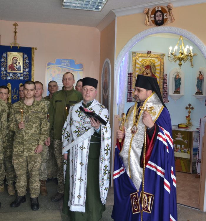 Владика Михаїл Бубній поблагословив великодні страви для військових