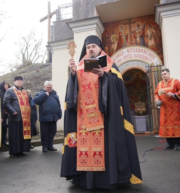 На Аскольдовій могилі за участі військових капеланів встановили та освятили пам’ятну дошку Герою України матросу Віталію Скакуну