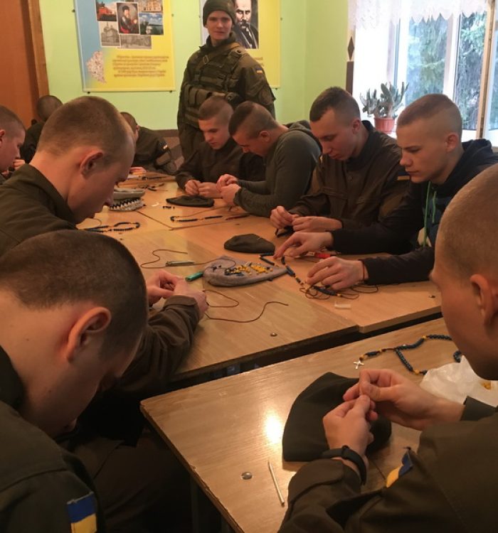 Студенти Тернопільської духовної семінарії вчили військовослужбовців виготовляти «мечі для лицарів»