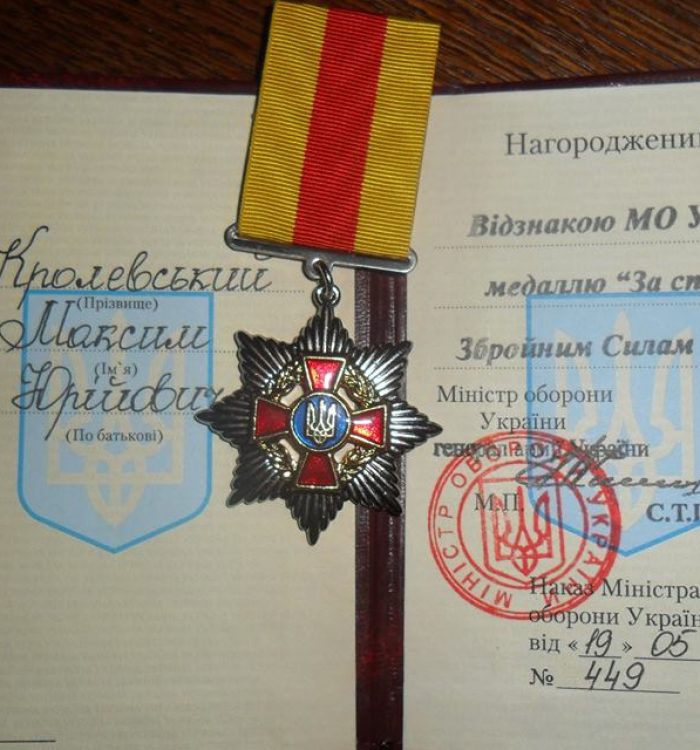 Міністр оборони вручив медаль військовому капелану з Полтави