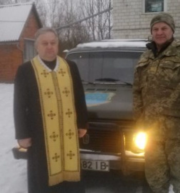 Дрогобицькі волонтери передали автомобіль на потреби військовослужбовців