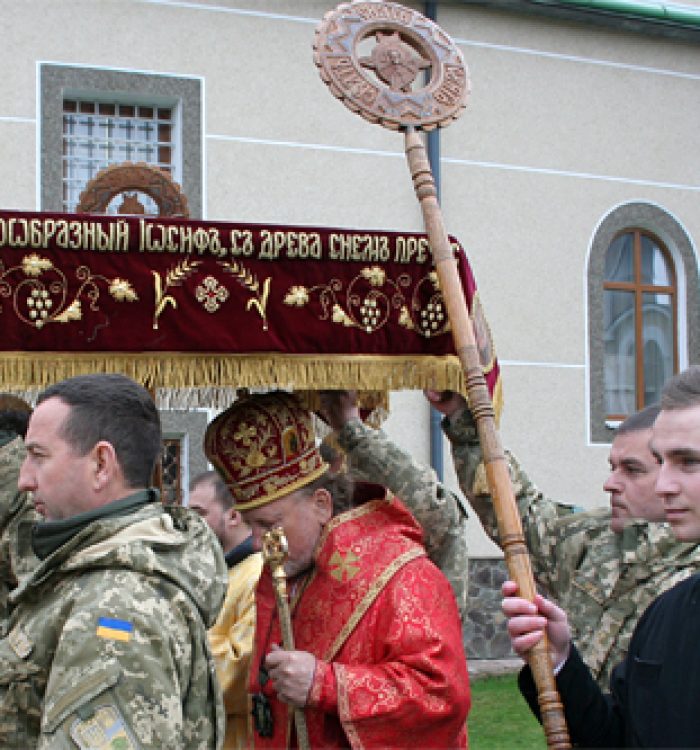 У Бродах військові взяли участь у виставленні Плащаниці