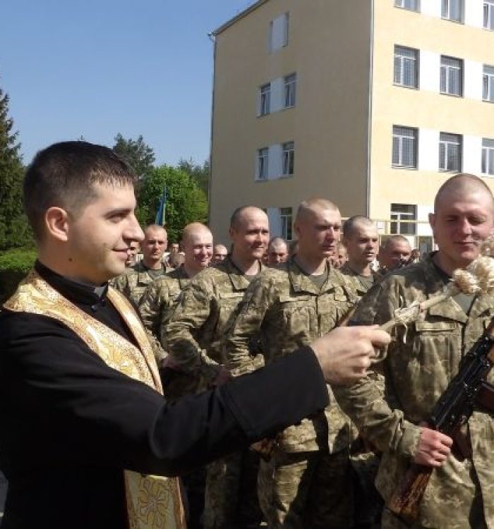 Капелан благословив військових строкової служби