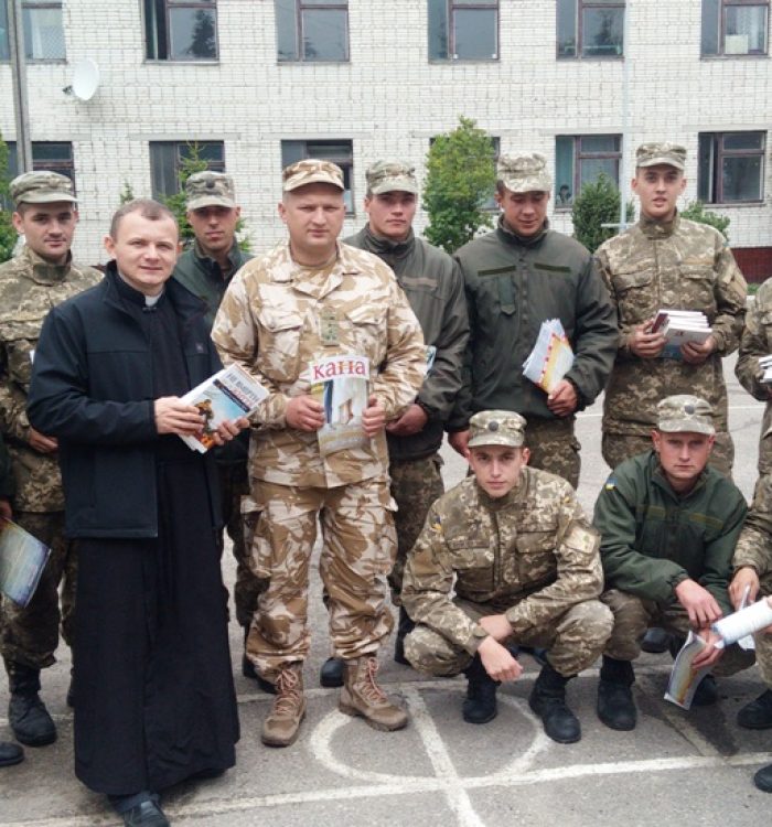 Капелани передали військовим подарунки від видавництва «Свічадо»