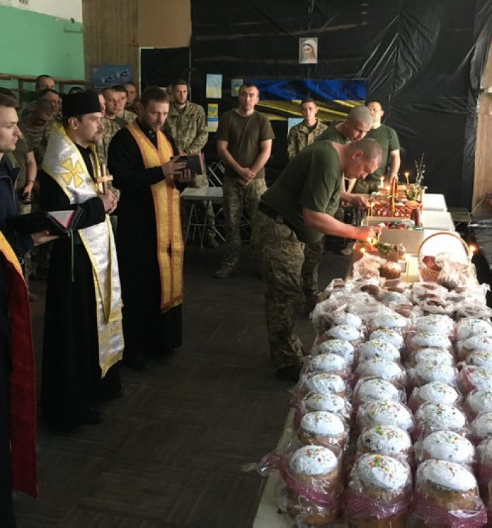 Владика Теодор (Мартинюк) привіз військовим великодні дари