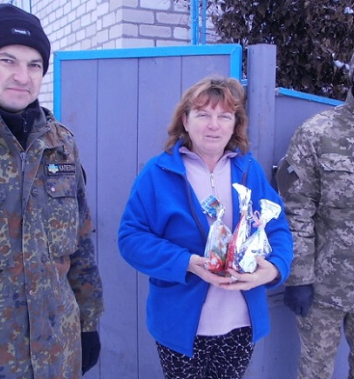 Військовослужбовці ЗСУ разом із капеланом відвідали малозабезпечені та переселені сім’ї