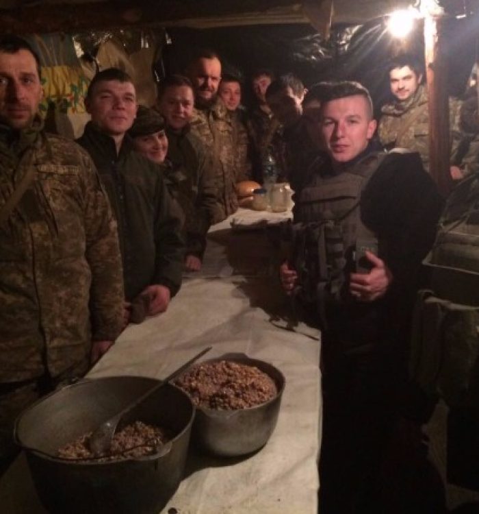 Свята Вечеря на передовій: семінаристи на Різдво колядували з військовими