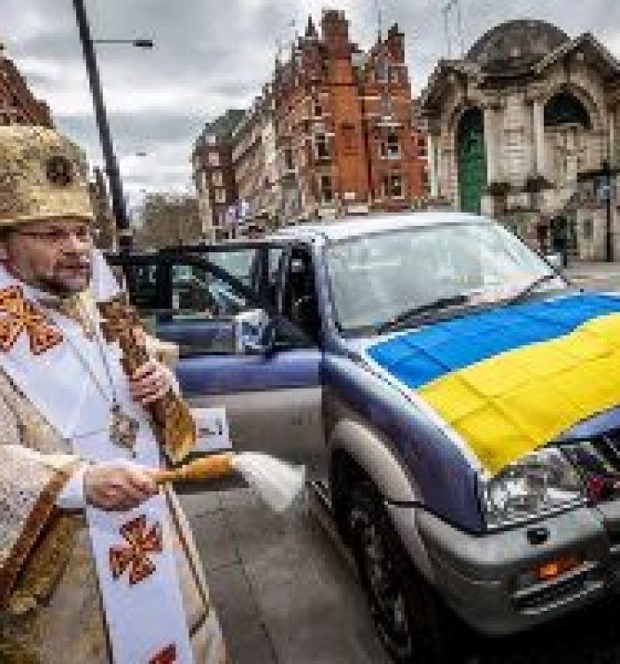 Лондон: владика Гліб Лончина освятив автомобілі для АТО