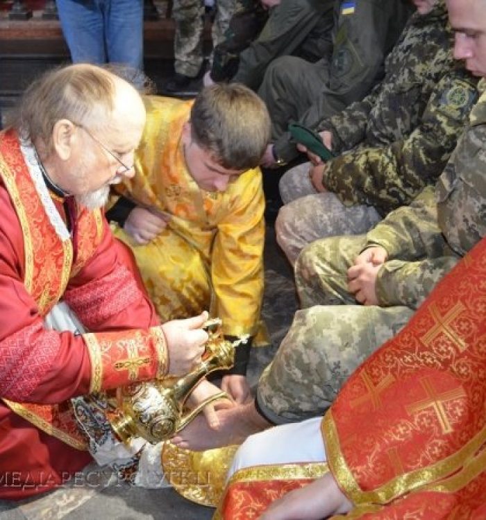 У гарнізонному храмі відбувся Чин вмивання ніг учасникам АТО
