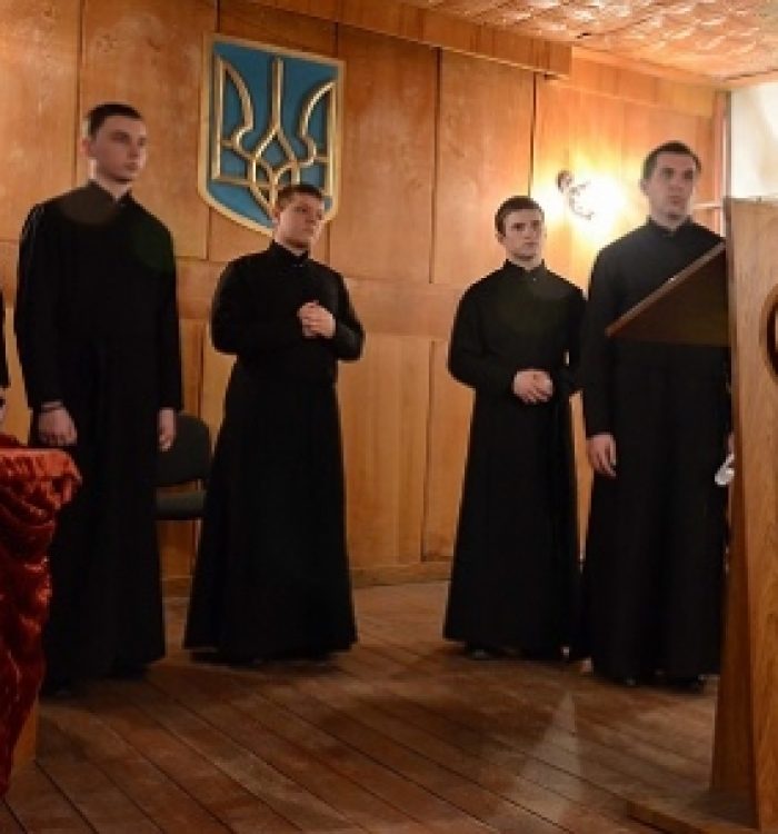 На Львівщині семінаристи та військові спільно молилися Хресну дорогу