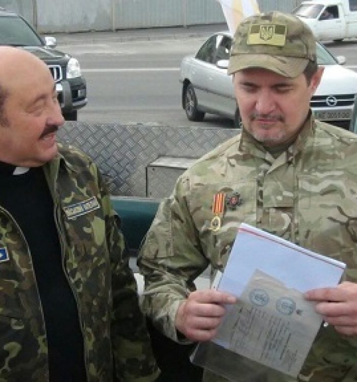 Україно-британська група волонтерів подарувала позашляховик воїнам АТО
