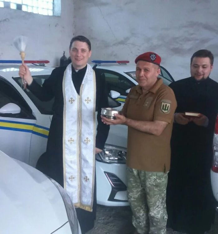 Капелан поблагословив транспорт військовослужбовців