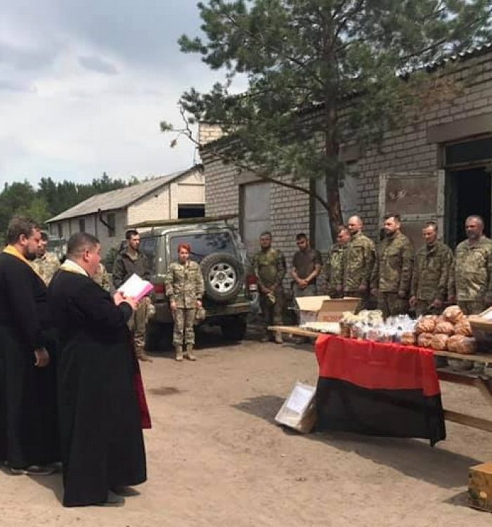 Капелани УГКЦ виставили Плащаницю у зоні бойових дій та передали військовим позашляховик