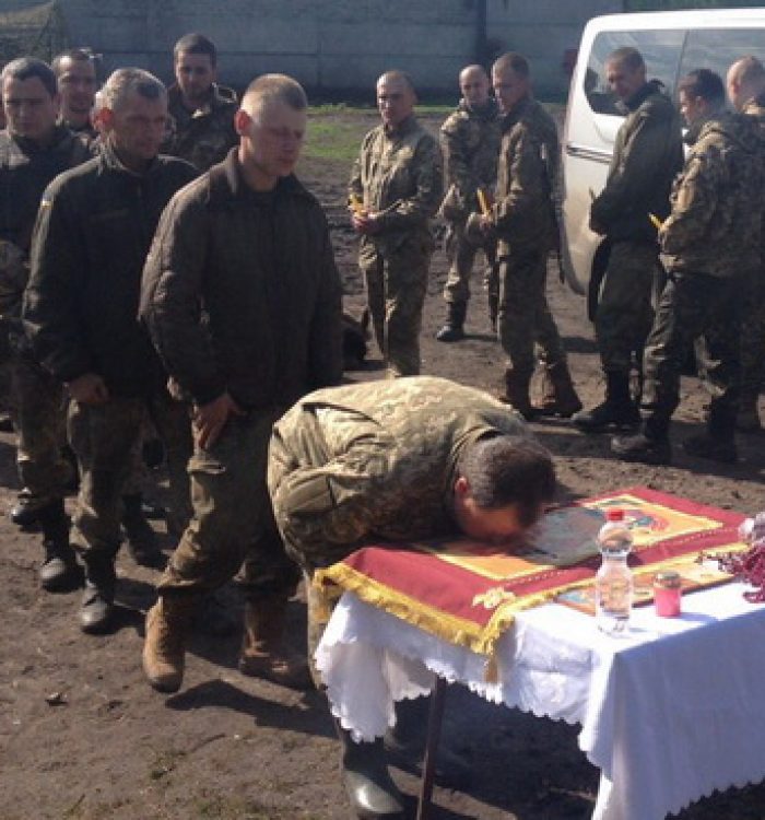 Греко-католицькі священики виставили Плащаницю у зоні АТО та доставили «паски, спечені з любов’ю»