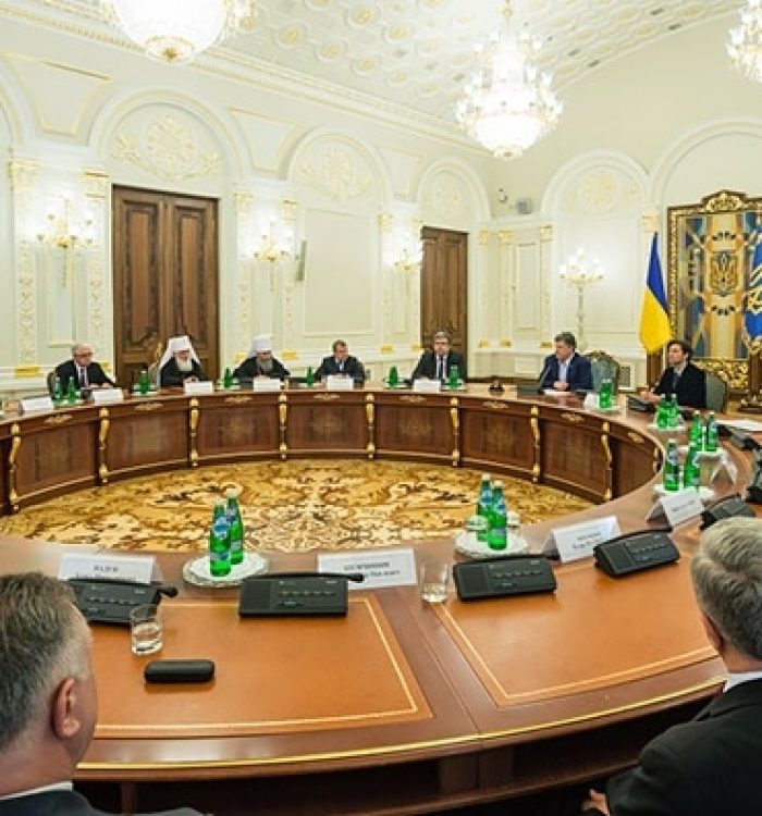 Президент Петро Порошенко доручив прискорити створення капеланської служби в армії