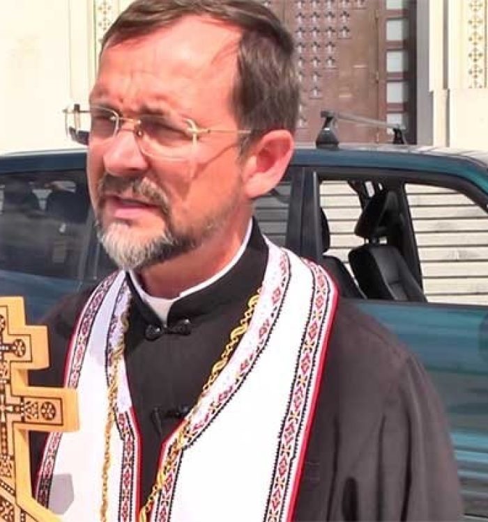 Владика Богдан (Дзюрах) освятив для капеланів автомобіль, який купили за пожертви греко-католицьких священиків з Італії