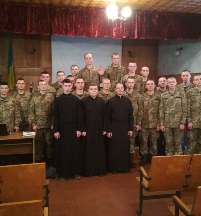 Семінаристи з військовими спільно молилися Хресну дорогу