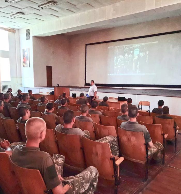 На Яворівському полігоні відбулася зустріч-знайомство військового капелана з курсантами-першокурсниками
