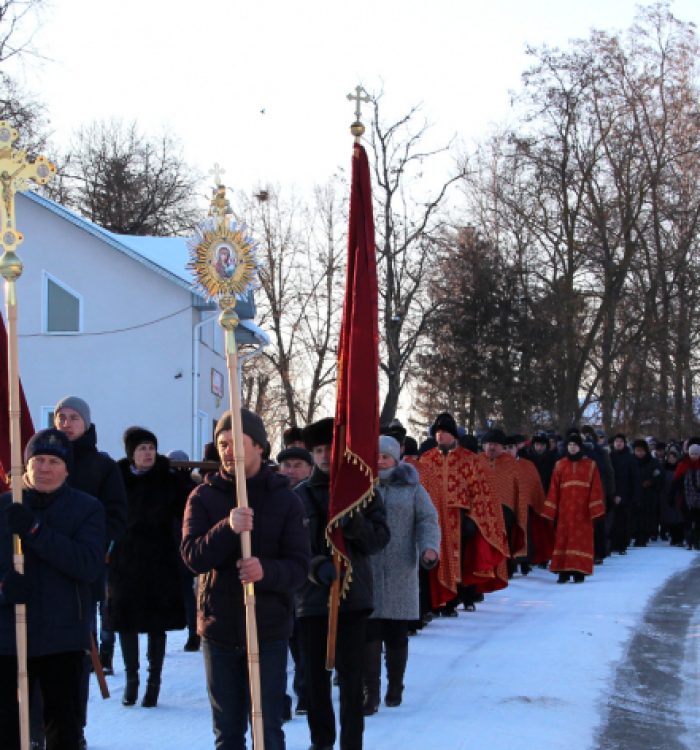 Вірні Зарваницького деканату пожертвували Хресну ходу за припинення війни