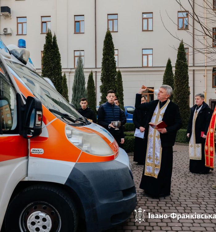Івано-Франківська Архиєпархія передала чергову карету швидкої допомоги для українських Захисників