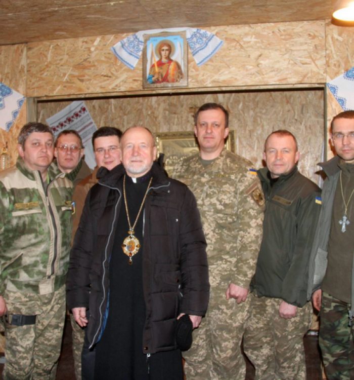 Військовий єпископ відвідує зону бойових дій