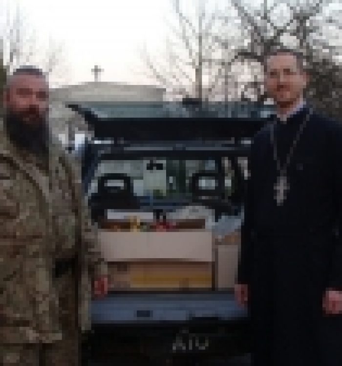 Дві парафії Львівської архиєпархії подарували позашляховик для I медичної роти на передову
