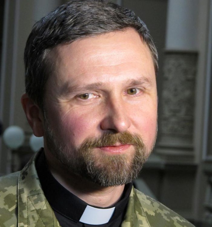Жити під обстрілами, спати на землі, їсти, що дадуть, – це не так вже й складно, якщо розумієш, навіщо це робиш, – о. Тарас Коцюба   