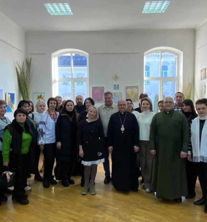 Владика Богдан Манишин поблагословив виставку творчих робіт родин Захисників, яка відкрилась у Стрию