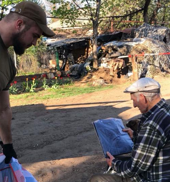 Військовослужбовці  передали жителям лінії зіткнення гуманітарну допомогу